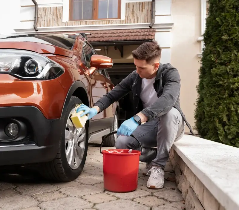 Lavage auto à domicile Visker : professionnel intervenant sur un véhicule